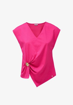 Haut sans manches rose vif avec col en V et ourlet asymétrique, avec un twist en tissu maintenu par un grand bouton rond doré sur le côté.