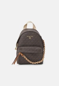 Brauner Stoff-Rucksack mit einem Logo-Muster, goldenen Details, einem oberen Griff und einer Kettendetail auf der Vordertasche. Verstellbare Träger.