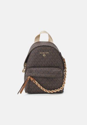 Zaino in tessuto marrone con un motivo a logo, hardware dorato, una maniglia superiore e un dettaglio a catena sulla tasca frontale. Spallacci regolabili.