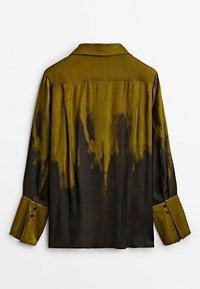 Chemise à manches longues avec une partie supérieure olive et une partie inférieure noire s'intégrant dans un motif de flammes au dos.