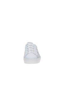 Sneaker bianco con accenti in suede grigio, punta rotonda e suola piatta in gomma bianca. Presenta lacci e una texture liscia sulla parte superiore.