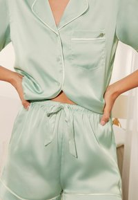 Lipsy SHORTS SLEEVE SET REGULAR FIT - Pidžaamakomplekt - green