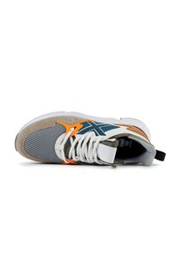 Chaussure de sport grise avec une tige en mesh et des accents en suède beige et teal. Présente des lacets blancs, des détails orange et une semelle en caoutchouc.