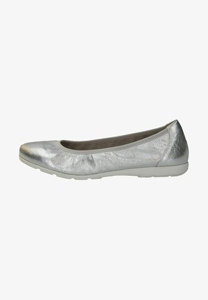 Zilveren metallic ballerina met een ronde neus en een gladde textuur, voorzien van een subtiel geplooid ontwerp aan de voorkant en een witte zool.