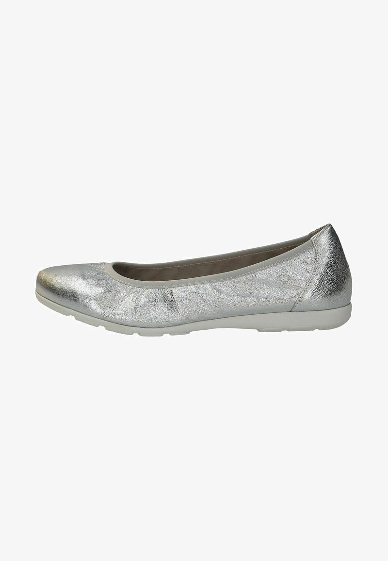 Ballet flat metallizzato argento con punta arrotondata e texture liscia, caratterizzato da un sottile motivo plissettato nella parte frontale e una suola bianca.