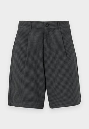 Temno sivi hlače s mrežastim vzorcem, z naborki, stranskimi žepi in gumbom za zapiranje na pasu. Gladka tekstura tkanine.