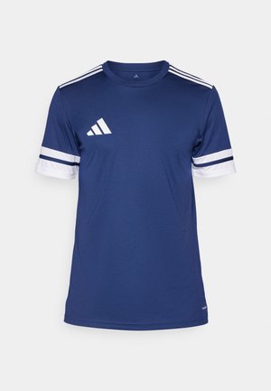camiseta deportiva azul marino con mangas cortas, acentos de rayas blancas en las mangas y un logo blanco en el pecho. Hecha de un tejido suave y transpirable.