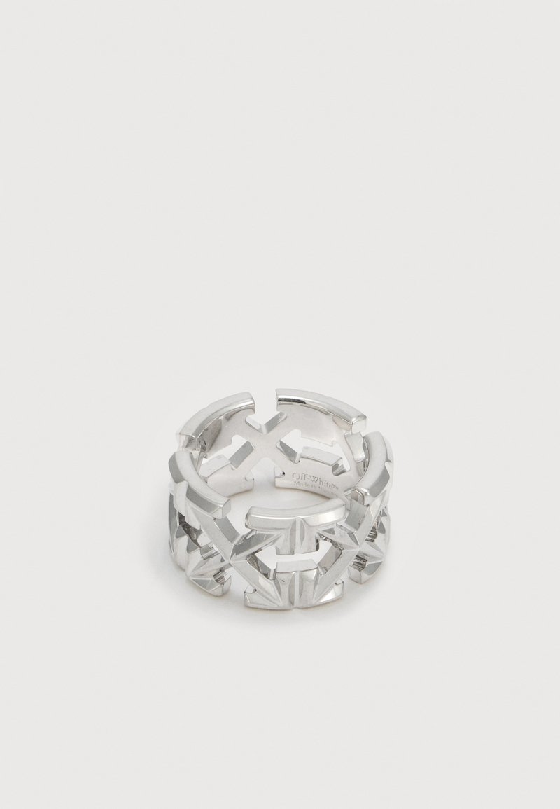 Ανοικτό δαχτυλίδι ασημένιου χρώματος με διασταυρούμενα βέλη και σταυρούς που σχηματίζουν γεωμετρικό μοτίβο.