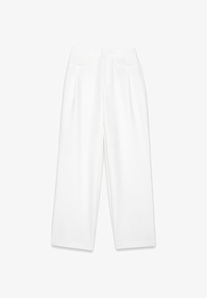 Valkoiset korkea vyötäröiset leveälahkeiset housut vyölenkeillä, etuolkaimilla ja sivutaskuilla, esiteltynä yksinkertaisella valkoisella taustalla.