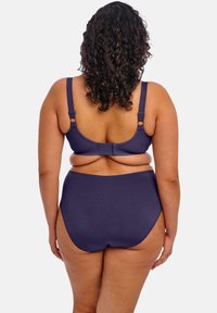 Lilla bikini sæt med justerbare stropper, en hægtningslukning og højtaljede bunde. Glat tekstur, fuld dækning design og uden mønstre.