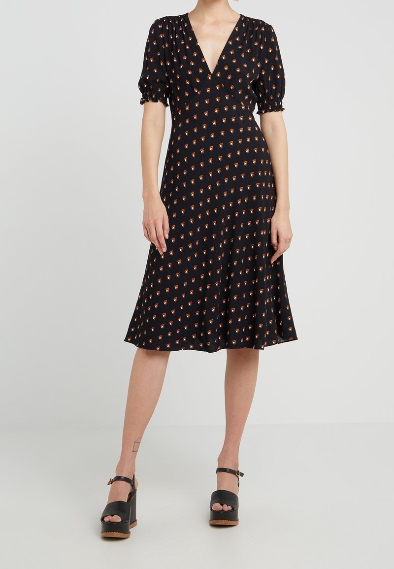 Vestido negro con escote en V y mangas abullonadas, adornado con un pequeño patrón floral rojo. Diseño acampanado en A, textura suave, hasta la rodilla.