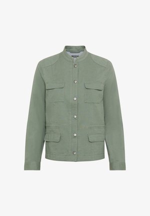 Grüne Knopfleiste-Jacke mit vier Klappentaschen und Stehkragen, dargestellt auf weißem Hintergrund.