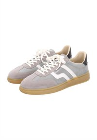 Graue Wildleder-Sneaker mit weißen Akzenten, Schnürung vorne und Sohle aus Gummi. Mit runder Zehenpartie und schwarzem Absatzdetail.