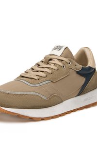 Baskets beiges en suède et tissu, présentant une finition marine, une languette rembourrée, des lacets ronds et une semelle en caoutchouc texturée.