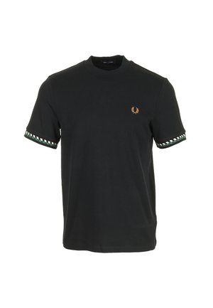 T-shirt noir à manches courtes avec petit logo de laurier doré sur la poitrine et bordure à carreaux verts et blancs aux poignets des manches.