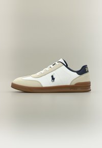 Λευκό sneaker χαμηλού ύψους με μπεζ σουέντ λεπτομέρειες, καφέ σόλα, σκούρο μπλε λαιμόκοψη, κορδόνια και το λογότυπο Polo στο πλάι και στη φτέρνα.