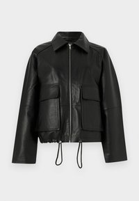 Μαύρο δερμάτινο μπουφάν με εμπρόσθιο φερμουάρ, δύο μεγάλες τσέπες με καπάκι, ρυθμιζόμενο κάτω μέρος με κορδόνι και μακριά μανίκια σε απλό λευκό φόντο.