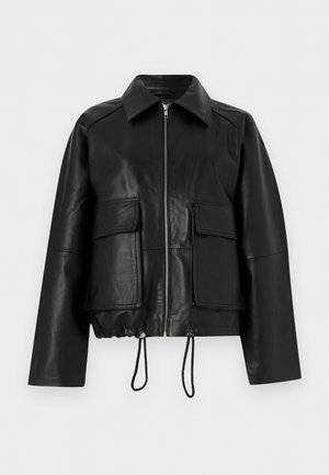 Schwarze Lederjacke mit frontalem Reißverschluss, zwei großen Klappentaschen, Kordelzug am Saum und langen Ärmeln vor einem schlichten weißen Hintergrund.