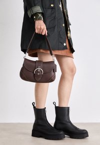 COACH GLOVETANNED SOHO - Handbag - maple