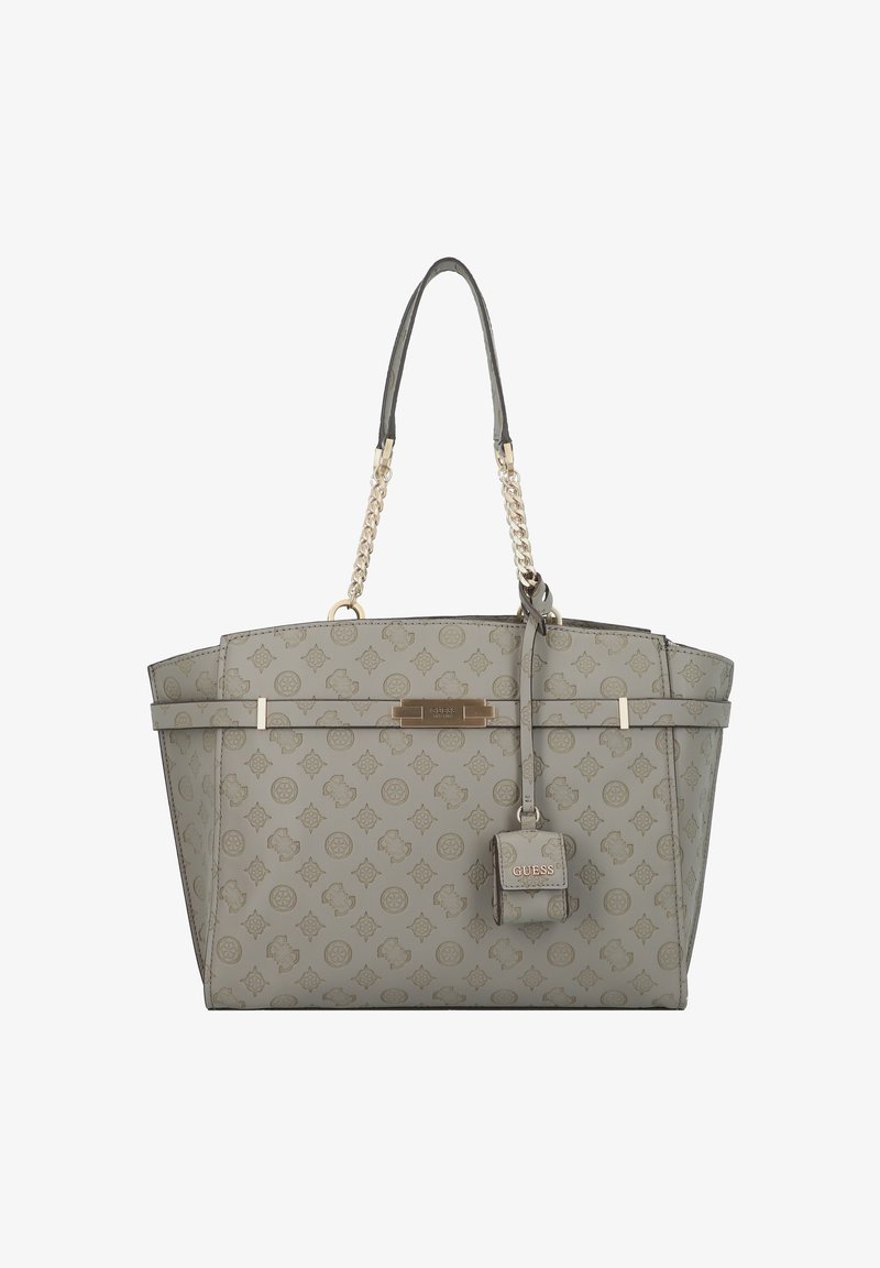 Sac cabas gris de Guess avec imprimé logo en motif, poignées chaîne dorées et une petite pochette assortie suspendue à une des anses.