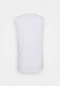 Camisetta bianca senza maniche realizzata in tessuto liscio, con collo rotondo e orlo dritto, senza cuciture visibili o decorazioni.