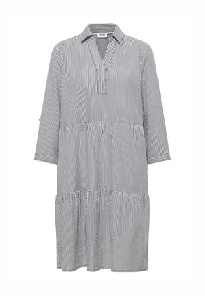 Schwarz-weiß vertikal gestreiftes knieumspielendes Kleid mit Dreiviertelärmeln, Kragen und abgestuften Rockabschnitten.