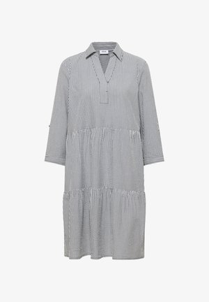 Czarna i biała sukienka w pionowe paski, długości do kolan, z rękawami do łokcia, kołnierzem i warstwowymi częściami spódnicy.