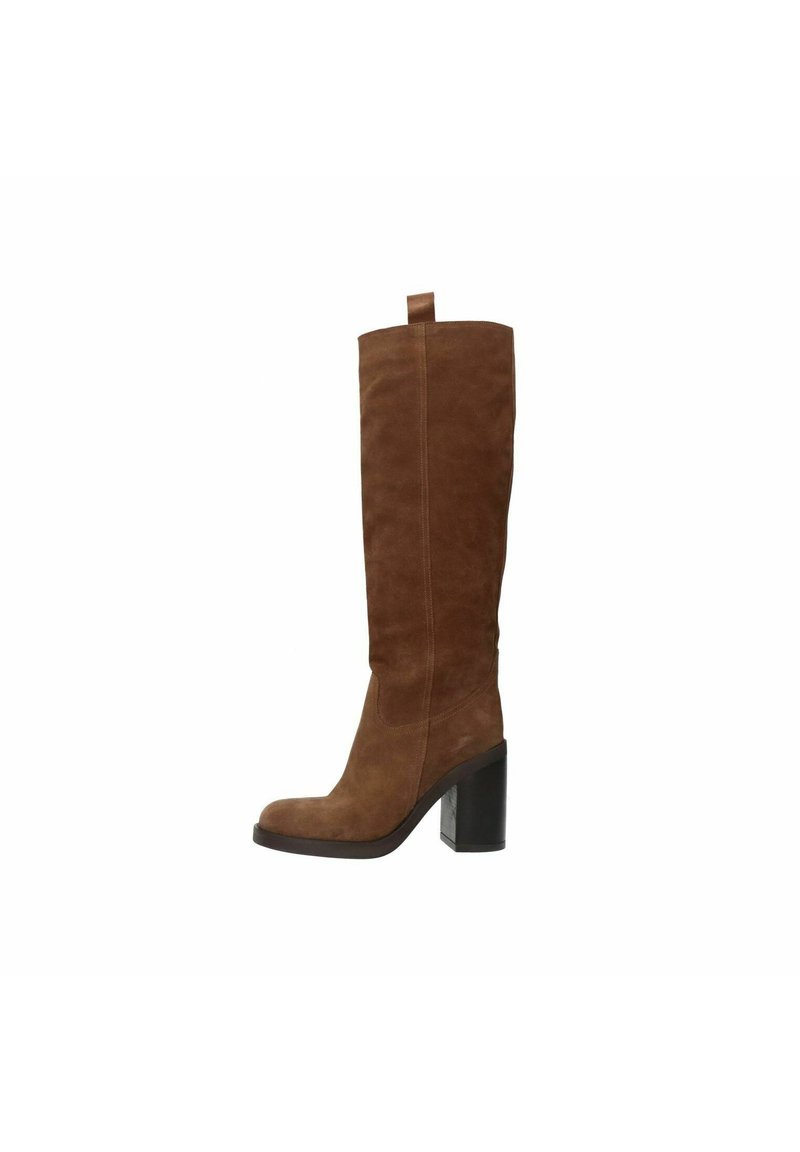 Bottes en suede marron jusqu'au genou avec un bout carré et un large talon haut. Présente une languette en boucle en haut pour un enfilage facile.