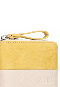 Geel en witte leren polsband tas met rits en een verdiept "zwei" logo op het witte gedeelte.