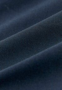 Tessuto di un blu navy con una trama strutturata e un motivo finemente intrecciato, che presenta una superficie liscia e una leggera lucentezza. Ideale per rivestimenti o abbigliamento.