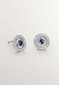 Pendientes redondos de plata con una piedra azul central, rodeada de un diseño texturizado y pequeños acentos claros.