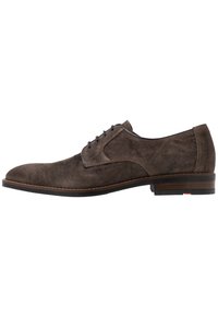 Chaussure Oxford en daim marron avec une finition lisse, bout rond, design à laçage à cinq œillets et semelle en cuir marron contrastante.