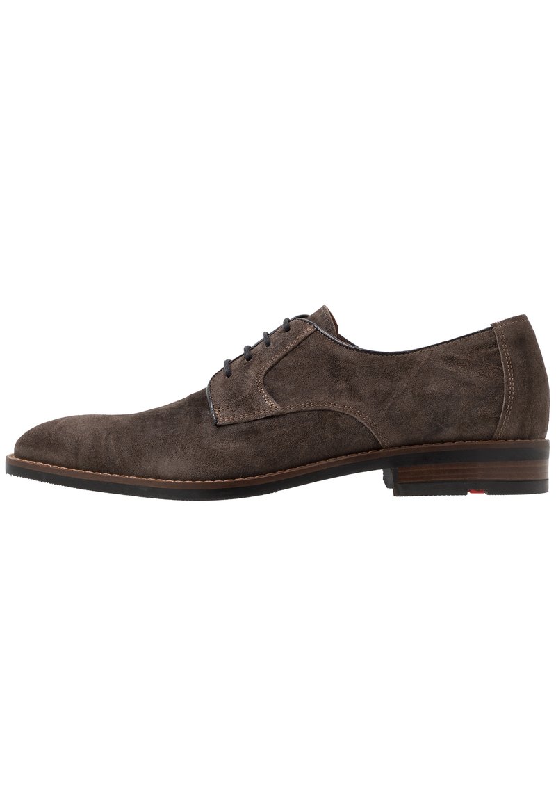 Chaussure Oxford en daim marron avec une finition lisse, bout rond, design à laçage à cinq œillets et semelle en cuir marron contrastante.