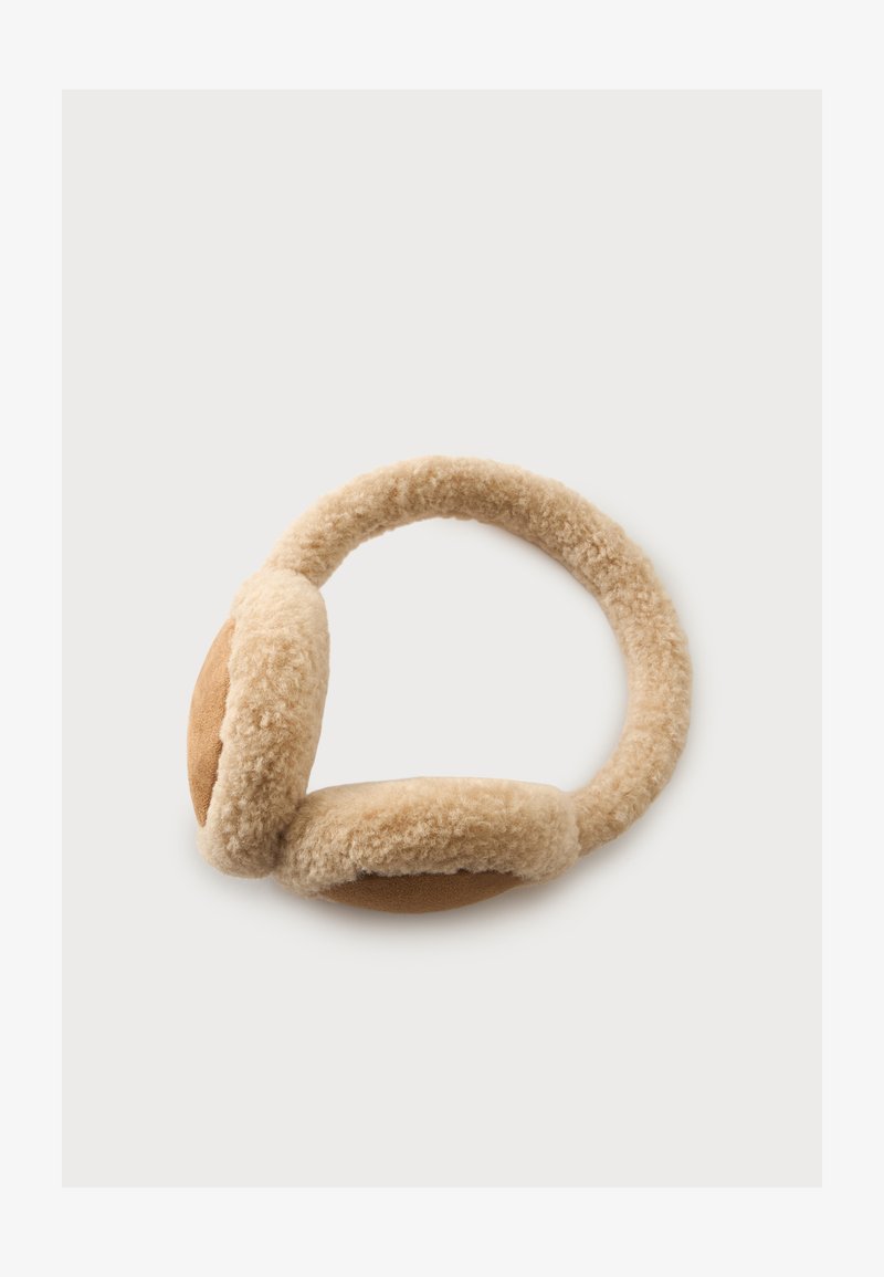 Cache-oreilles beiges et duveteux avec une texture douce et bouclée sur le bandeau et les cache-oreilles, conçus pour la chaleur et le confort.