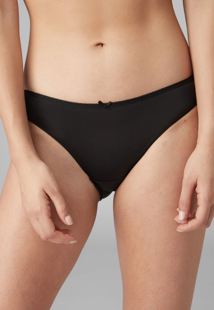 Crne bikini gaćice izrađene od glatke tkanine. Imaju čipkast rub na pojasu i mali luk na prednjem dijelu. Dizajn s minimalnom pokrivenošću.