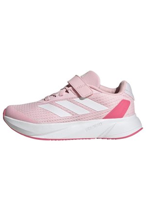 Zapatilla deportiva rosa con parte superior de malla, rayas blancas, correa de gancho y lazo, suela texturada y acento rosa en el talón.