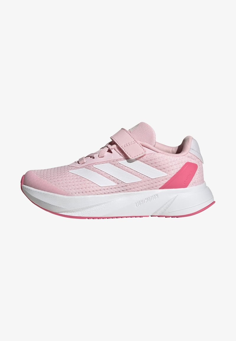 Zapatilla deportiva rosa con parte superior de malla, rayas blancas, correa de gancho y lazo, suela texturada y acento rosa en el talón.
