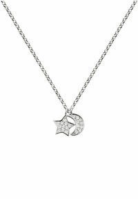 Collana d'argento con pendente a forma di stella e di luna crescente, entrambi decorati con pietre trasparenti e scintillanti, su una delicata catena.