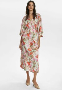 Rochie midi florală din țesătură ușoară, cu decolteu în V, talie elastică și mâneci fluide. Culorile includ roz, portocalie și verde.