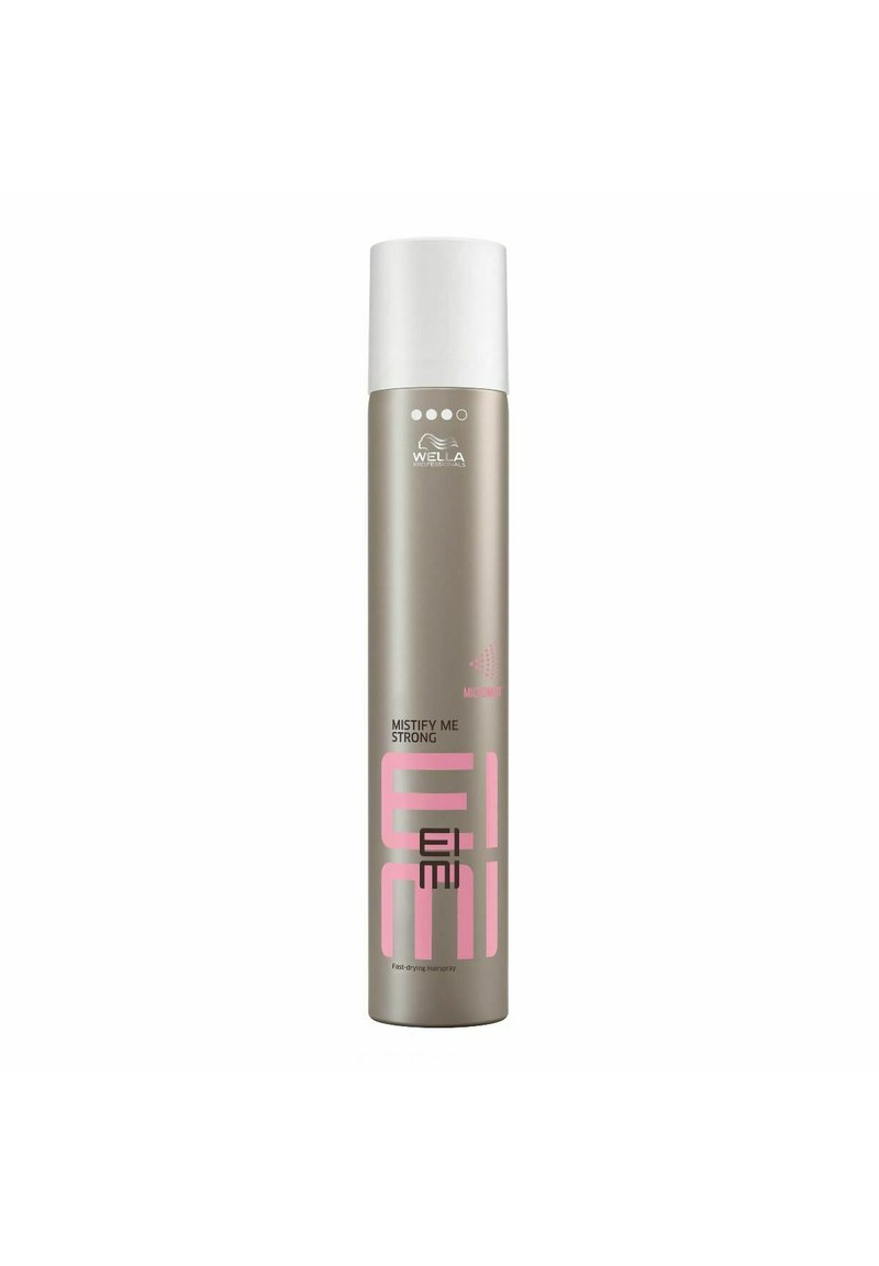 Een metallic zilveren haarspraybus met een witte dop. Prominente roze tekst "MISTIFY ME STRONG," samen met een logo en een minimalistisch ontwerp.