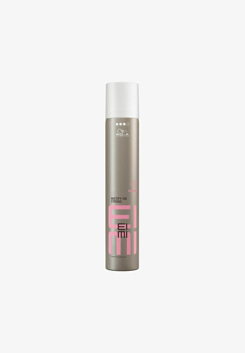 Een metallic zilveren haarspraybus met een witte dop. Prominente roze tekst "MISTIFY ME STRONG," samen met een logo en een minimalistisch ontwerp.