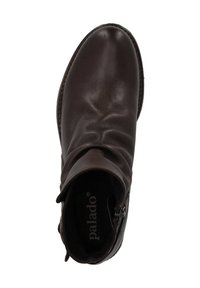 Bottine en cuir marron avec un design froissé, fermeture éclair sur le côté et détails cousus le long de la semelle. L'intérieur présente le nom de la marque "Palado."