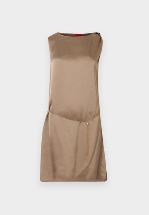Ärmelloses, satinartiges Kleid in Kamelbraun mit Boots-Ausschnitt und dünnem, locker um die Taille hängendem goldfarbenem Kettengürtel.
