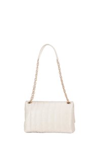 Bolso de cuero blanco con diseño acolchado, cuenta con una correa de cadena dorada y forma rectangular. Textura suave con costuras horizontales.