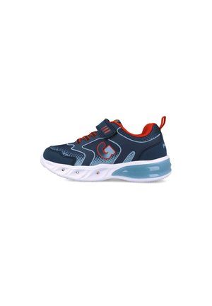 Zapatillas deportivas en azul marino y rojo, con una parte superior de malla, correa ajustable y una suela blanca acolchada con un acento azul translúcido.