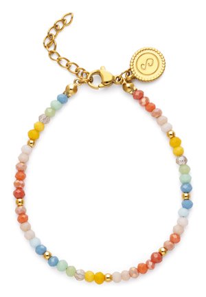 Guld kæde armbånd med multifarvede facetterede perler i gul, orange, blå, grøn og hvid, med en guldlås og rund logo vedhæng.