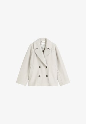 Cappotto doppio petto grigio chiaro realizzato in tessuto testurizzato, con ampi rever, due tasche anteriori e bottoni scuri.