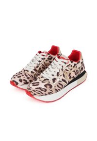 Las zapatillas con estampado de leopardo presentan un material superior brillante con patrones en rosa y marrón, cordones blancos, acentos rojos y una suela gruesa blanca con borde negro.