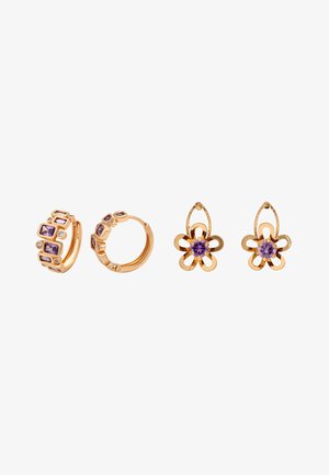 Deux paires de boucles d'oreilles en or avec des pierres précieuses violettes ; une paire avec des pierres rectangulaires sur des créoles, l'autre arborant des motifs en forme de fleurs avec des pierres centrales.