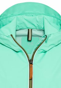 Muntgroene hooded jack met een rits aan de voorkant, gekenmerkt door een contrasterende bruine trekker en geribbelde accenten. Glad materiaal, lichtgewicht ontwerp.